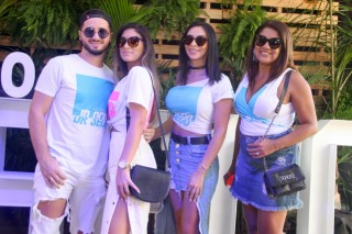 
<a style='margin-left: 5px;' class='btn btn-xs btn-social btn-facebook' href='https://www.facebook.com/sharer/sharer.php?u=https://www.galeramix.com.br/imagem/a114/800-800-90/conteudo/site_galerias/114/12-costelaco-junior-seco-silva-neto-canelinha-maiara-e-maraisa-galeramix-142.jpg' rel='popup' data-width='500' data-height='400'><i class='fa fa-facebook'></i>Compartilhar <span class='hidden-xs'>no Facebook</span>
</a> 
<a class='btn btn-default btn-xs' target='_blank' href='imagem/a114/800-800-90/conteudo/site_galerias/114/12-costelaco-junior-seco-silva-neto-canelinha-maiara-e-maraisa-galeramix-142.jpg'>
<span class='glyphicon glyphicon-cloud-download'></span> Salvar
</a>
