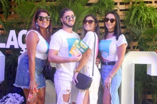 
<a style='margin-left: 5px;' class='btn btn-xs btn-social btn-facebook' href='https://www.facebook.com/sharer/sharer.php?u=https://www.galeramix.com.br/imagem/a114/800-800-90/conteudo/site_galerias/114/12-costelaco-junior-seco-silva-neto-canelinha-maiara-e-maraisa-galeramix-146.jpg' rel='popup' data-width='500' data-height='400'><i class='fa fa-facebook'></i>Compartilhar <span class='hidden-xs'>no Facebook</span>
</a> 
<a class='btn btn-default btn-xs' target='_blank' href='imagem/a114/800-800-90/conteudo/site_galerias/114/12-costelaco-junior-seco-silva-neto-canelinha-maiara-e-maraisa-galeramix-146.jpg'>
<span class='glyphicon glyphicon-cloud-download'></span> Salvar
</a>
