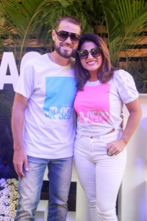 
<a style='margin-left: 5px;' class='btn btn-xs btn-social btn-facebook' href='https://www.facebook.com/sharer/sharer.php?u=https://www.galeramix.com.br/imagem/a114/800-800-90/conteudo/site_galerias/114/12-costelaco-junior-seco-silva-neto-canelinha-maiara-e-maraisa-galeramix-163.jpg' rel='popup' data-width='500' data-height='400'><i class='fa fa-facebook'></i>Compartilhar <span class='hidden-xs'>no Facebook</span>
</a> 
<a class='btn btn-default btn-xs' target='_blank' href='imagem/a114/800-800-90/conteudo/site_galerias/114/12-costelaco-junior-seco-silva-neto-canelinha-maiara-e-maraisa-galeramix-163.jpg'>
<span class='glyphicon glyphicon-cloud-download'></span> Salvar
</a>
