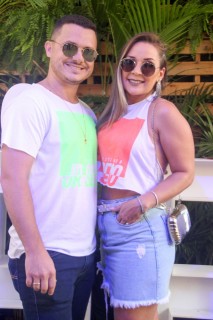 
<a style='margin-left: 5px;' class='btn btn-xs btn-social btn-facebook' href='https://www.facebook.com/sharer/sharer.php?u=https://www.galeramix.com.br/imagem/a114/800-800-90/conteudo/site_galerias/114/12-costelaco-junior-seco-silva-neto-canelinha-maiara-e-maraisa-galeramix-171.jpg' rel='popup' data-width='500' data-height='400'><i class='fa fa-facebook'></i>Compartilhar <span class='hidden-xs'>no Facebook</span>
</a> 
<a class='btn btn-default btn-xs' target='_blank' href='imagem/a114/800-800-90/conteudo/site_galerias/114/12-costelaco-junior-seco-silva-neto-canelinha-maiara-e-maraisa-galeramix-171.jpg'>
<span class='glyphicon glyphicon-cloud-download'></span> Salvar
</a>
