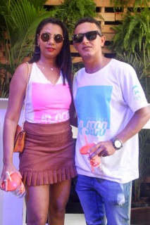 
<a style='margin-left: 5px;' class='btn btn-xs btn-social btn-facebook' href='https://www.facebook.com/sharer/sharer.php?u=https://www.galeramix.com.br/imagem/a114/800-800-90/conteudo/site_galerias/114/12-costelaco-junior-seco-silva-neto-canelinha-maiara-e-maraisa-galeramix-184.jpg' rel='popup' data-width='500' data-height='400'><i class='fa fa-facebook'></i>Compartilhar <span class='hidden-xs'>no Facebook</span>
</a> 
<a class='btn btn-default btn-xs' target='_blank' href='imagem/a114/800-800-90/conteudo/site_galerias/114/12-costelaco-junior-seco-silva-neto-canelinha-maiara-e-maraisa-galeramix-184.jpg'>
<span class='glyphicon glyphicon-cloud-download'></span> Salvar
</a>
