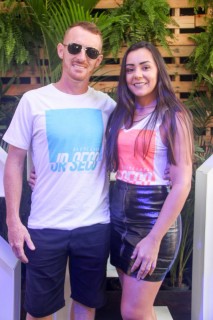 
<a style='margin-left: 5px;' class='btn btn-xs btn-social btn-facebook' href='https://www.facebook.com/sharer/sharer.php?u=https://www.galeramix.com.br/imagem/a114/800-800-90/conteudo/site_galerias/114/12-costelaco-junior-seco-silva-neto-canelinha-maiara-e-maraisa-galeramix-188.jpg' rel='popup' data-width='500' data-height='400'><i class='fa fa-facebook'></i>Compartilhar <span class='hidden-xs'>no Facebook</span>
</a> 
<a class='btn btn-default btn-xs' target='_blank' href='imagem/a114/800-800-90/conteudo/site_galerias/114/12-costelaco-junior-seco-silva-neto-canelinha-maiara-e-maraisa-galeramix-188.jpg'>
<span class='glyphicon glyphicon-cloud-download'></span> Salvar
</a>
