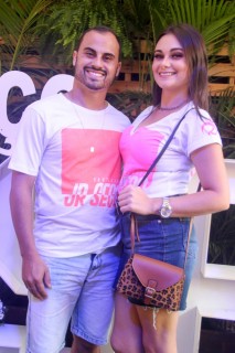 
<a style='margin-left: 5px;' class='btn btn-xs btn-social btn-facebook' href='https://www.facebook.com/sharer/sharer.php?u=https://www.galeramix.com.br/imagem/a114/800-800-90/conteudo/site_galerias/114/12-costelaco-junior-seco-silva-neto-canelinha-maiara-e-maraisa-galeramix-196.jpg' rel='popup' data-width='500' data-height='400'><i class='fa fa-facebook'></i>Compartilhar <span class='hidden-xs'>no Facebook</span>
</a> 
<a class='btn btn-default btn-xs' target='_blank' href='imagem/a114/800-800-90/conteudo/site_galerias/114/12-costelaco-junior-seco-silva-neto-canelinha-maiara-e-maraisa-galeramix-196.jpg'>
<span class='glyphicon glyphicon-cloud-download'></span> Salvar
</a>
