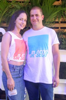 
<a style='margin-left: 5px;' class='btn btn-xs btn-social btn-facebook' href='https://www.facebook.com/sharer/sharer.php?u=https://www.galeramix.com.br/imagem/a114/800-800-90/conteudo/site_galerias/114/12-costelaco-junior-seco-silva-neto-canelinha-maiara-e-maraisa-galeramix-222.jpg' rel='popup' data-width='500' data-height='400'><i class='fa fa-facebook'></i>Compartilhar <span class='hidden-xs'>no Facebook</span>
</a> 
<a class='btn btn-default btn-xs' target='_blank' href='imagem/a114/800-800-90/conteudo/site_galerias/114/12-costelaco-junior-seco-silva-neto-canelinha-maiara-e-maraisa-galeramix-222.jpg'>
<span class='glyphicon glyphicon-cloud-download'></span> Salvar
</a>
