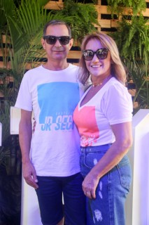 
<a style='margin-left: 5px;' class='btn btn-xs btn-social btn-facebook' href='https://www.facebook.com/sharer/sharer.php?u=https://www.galeramix.com.br/imagem/a114/800-800-90/conteudo/site_galerias/114/12-costelaco-junior-seco-silva-neto-canelinha-maiara-e-maraisa-galeramix-231.jpg' rel='popup' data-width='500' data-height='400'><i class='fa fa-facebook'></i>Compartilhar <span class='hidden-xs'>no Facebook</span>
</a> 
<a class='btn btn-default btn-xs' target='_blank' href='imagem/a114/800-800-90/conteudo/site_galerias/114/12-costelaco-junior-seco-silva-neto-canelinha-maiara-e-maraisa-galeramix-231.jpg'>
<span class='glyphicon glyphicon-cloud-download'></span> Salvar
</a>
