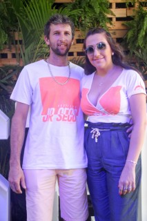 
<a style='margin-left: 5px;' class='btn btn-xs btn-social btn-facebook' href='https://www.facebook.com/sharer/sharer.php?u=https://www.galeramix.com.br/imagem/a114/800-800-90/conteudo/site_galerias/114/12-costelaco-junior-seco-silva-neto-canelinha-maiara-e-maraisa-galeramix-252.jpg' rel='popup' data-width='500' data-height='400'><i class='fa fa-facebook'></i>Compartilhar <span class='hidden-xs'>no Facebook</span>
</a> 
<a class='btn btn-default btn-xs' target='_blank' href='imagem/a114/800-800-90/conteudo/site_galerias/114/12-costelaco-junior-seco-silva-neto-canelinha-maiara-e-maraisa-galeramix-252.jpg'>
<span class='glyphicon glyphicon-cloud-download'></span> Salvar
</a>
