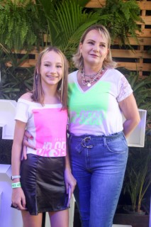 
<a style='margin-left: 5px;' class='btn btn-xs btn-social btn-facebook' href='https://www.facebook.com/sharer/sharer.php?u=https://www.galeramix.com.br/imagem/a114/800-800-90/conteudo/site_galerias/114/12-costelaco-junior-seco-silva-neto-canelinha-maiara-e-maraisa-galeramix-268.jpg' rel='popup' data-width='500' data-height='400'><i class='fa fa-facebook'></i>Compartilhar <span class='hidden-xs'>no Facebook</span>
</a> 
<a class='btn btn-default btn-xs' target='_blank' href='imagem/a114/800-800-90/conteudo/site_galerias/114/12-costelaco-junior-seco-silva-neto-canelinha-maiara-e-maraisa-galeramix-268.jpg'>
<span class='glyphicon glyphicon-cloud-download'></span> Salvar
</a>
