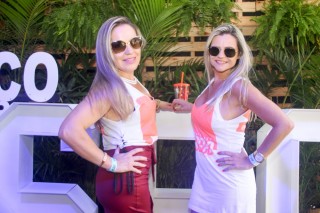 
<a style='margin-left: 5px;' class='btn btn-xs btn-social btn-facebook' href='https://www.facebook.com/sharer/sharer.php?u=https://www.galeramix.com.br/imagem/a114/800-800-90/conteudo/site_galerias/114/12-costelaco-junior-seco-silva-neto-canelinha-maiara-e-maraisa-galeramix-274.jpg' rel='popup' data-width='500' data-height='400'><i class='fa fa-facebook'></i>Compartilhar <span class='hidden-xs'>no Facebook</span>
</a> 
<a class='btn btn-default btn-xs' target='_blank' href='imagem/a114/800-800-90/conteudo/site_galerias/114/12-costelaco-junior-seco-silva-neto-canelinha-maiara-e-maraisa-galeramix-274.jpg'>
<span class='glyphicon glyphicon-cloud-download'></span> Salvar
</a>
