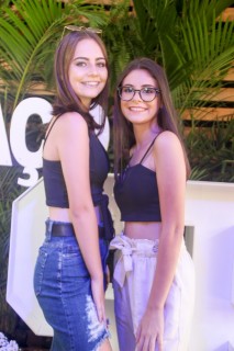 
<a style='margin-left: 5px;' class='btn btn-xs btn-social btn-facebook' href='https://www.facebook.com/sharer/sharer.php?u=https://www.galeramix.com.br/imagem/a114/800-800-90/conteudo/site_galerias/114/12-costelaco-junior-seco-silva-neto-canelinha-maiara-e-maraisa-galeramix-281.jpg' rel='popup' data-width='500' data-height='400'><i class='fa fa-facebook'></i>Compartilhar <span class='hidden-xs'>no Facebook</span>
</a> 
<a class='btn btn-default btn-xs' target='_blank' href='imagem/a114/800-800-90/conteudo/site_galerias/114/12-costelaco-junior-seco-silva-neto-canelinha-maiara-e-maraisa-galeramix-281.jpg'>
<span class='glyphicon glyphicon-cloud-download'></span> Salvar
</a>
