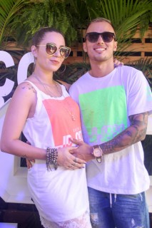 
<a style='margin-left: 5px;' class='btn btn-xs btn-social btn-facebook' href='https://www.facebook.com/sharer/sharer.php?u=https://www.galeramix.com.br/imagem/a114/800-800-90/conteudo/site_galerias/114/12-costelaco-junior-seco-silva-neto-canelinha-maiara-e-maraisa-galeramix-284.jpg' rel='popup' data-width='500' data-height='400'><i class='fa fa-facebook'></i>Compartilhar <span class='hidden-xs'>no Facebook</span>
</a> 
<a class='btn btn-default btn-xs' target='_blank' href='imagem/a114/800-800-90/conteudo/site_galerias/114/12-costelaco-junior-seco-silva-neto-canelinha-maiara-e-maraisa-galeramix-284.jpg'>
<span class='glyphicon glyphicon-cloud-download'></span> Salvar
</a>
