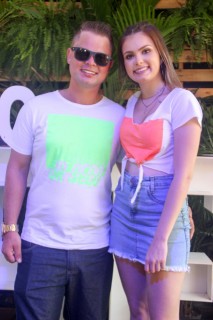 
<a style='margin-left: 5px;' class='btn btn-xs btn-social btn-facebook' href='https://www.facebook.com/sharer/sharer.php?u=https://www.galeramix.com.br/imagem/a114/800-800-90/conteudo/site_galerias/114/12-costelaco-junior-seco-silva-neto-canelinha-maiara-e-maraisa-galeramix-297.jpg' rel='popup' data-width='500' data-height='400'><i class='fa fa-facebook'></i>Compartilhar <span class='hidden-xs'>no Facebook</span>
</a> 
<a class='btn btn-default btn-xs' target='_blank' href='imagem/a114/800-800-90/conteudo/site_galerias/114/12-costelaco-junior-seco-silva-neto-canelinha-maiara-e-maraisa-galeramix-297.jpg'>
<span class='glyphicon glyphicon-cloud-download'></span> Salvar
</a>
