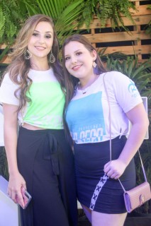 
<a style='margin-left: 5px;' class='btn btn-xs btn-social btn-facebook' href='https://www.facebook.com/sharer/sharer.php?u=https://www.galeramix.com.br/imagem/a114/800-800-90/conteudo/site_galerias/114/12-costelaco-junior-seco-silva-neto-canelinha-maiara-e-maraisa-galeramix-298.jpg' rel='popup' data-width='500' data-height='400'><i class='fa fa-facebook'></i>Compartilhar <span class='hidden-xs'>no Facebook</span>
</a> 
<a class='btn btn-default btn-xs' target='_blank' href='imagem/a114/800-800-90/conteudo/site_galerias/114/12-costelaco-junior-seco-silva-neto-canelinha-maiara-e-maraisa-galeramix-298.jpg'>
<span class='glyphicon glyphicon-cloud-download'></span> Salvar
</a>
