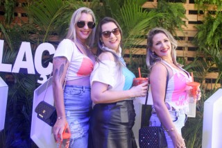 
<a style='margin-left: 5px;' class='btn btn-xs btn-social btn-facebook' href='https://www.facebook.com/sharer/sharer.php?u=https://www.galeramix.com.br/imagem/a114/800-800-90/conteudo/site_galerias/114/12-costelaco-junior-seco-silva-neto-canelinha-maiara-e-maraisa-galeramix-309.jpg' rel='popup' data-width='500' data-height='400'><i class='fa fa-facebook'></i>Compartilhar <span class='hidden-xs'>no Facebook</span>
</a> 
<a class='btn btn-default btn-xs' target='_blank' href='imagem/a114/800-800-90/conteudo/site_galerias/114/12-costelaco-junior-seco-silva-neto-canelinha-maiara-e-maraisa-galeramix-309.jpg'>
<span class='glyphicon glyphicon-cloud-download'></span> Salvar
</a>
