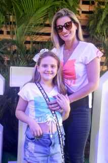 
<a style='margin-left: 5px;' class='btn btn-xs btn-social btn-facebook' href='https://www.facebook.com/sharer/sharer.php?u=https://www.galeramix.com.br/imagem/a114/800-800-90/conteudo/site_galerias/114/12-costelaco-junior-seco-silva-neto-canelinha-maiara-e-maraisa-galeramix-314.jpg' rel='popup' data-width='500' data-height='400'><i class='fa fa-facebook'></i>Compartilhar <span class='hidden-xs'>no Facebook</span>
</a> 
<a class='btn btn-default btn-xs' target='_blank' href='imagem/a114/800-800-90/conteudo/site_galerias/114/12-costelaco-junior-seco-silva-neto-canelinha-maiara-e-maraisa-galeramix-314.jpg'>
<span class='glyphicon glyphicon-cloud-download'></span> Salvar
</a>
