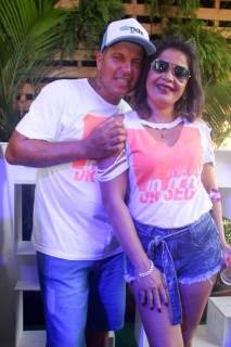 
<a style='margin-left: 5px;' class='btn btn-xs btn-social btn-facebook' href='https://www.facebook.com/sharer/sharer.php?u=https://www.galeramix.com.br/imagem/a114/800-800-90/conteudo/site_galerias/114/12-costelaco-junior-seco-silva-neto-canelinha-maiara-e-maraisa-galeramix-320.jpg' rel='popup' data-width='500' data-height='400'><i class='fa fa-facebook'></i>Compartilhar <span class='hidden-xs'>no Facebook</span>
</a> 
<a class='btn btn-default btn-xs' target='_blank' href='imagem/a114/800-800-90/conteudo/site_galerias/114/12-costelaco-junior-seco-silva-neto-canelinha-maiara-e-maraisa-galeramix-320.jpg'>
<span class='glyphicon glyphicon-cloud-download'></span> Salvar
</a>
