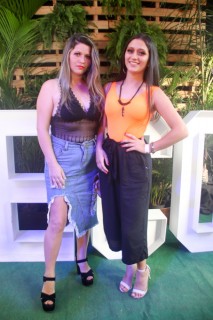 
<a style='margin-left: 5px;' class='btn btn-xs btn-social btn-facebook' href='https://www.facebook.com/sharer/sharer.php?u=https://www.galeramix.com.br/imagem/a114/800-800-90/conteudo/site_galerias/114/12-costelaco-junior-seco-silva-neto-canelinha-maiara-e-maraisa-galeramix-329.jpg' rel='popup' data-width='500' data-height='400'><i class='fa fa-facebook'></i>Compartilhar <span class='hidden-xs'>no Facebook</span>
</a> 
<a class='btn btn-default btn-xs' target='_blank' href='imagem/a114/800-800-90/conteudo/site_galerias/114/12-costelaco-junior-seco-silva-neto-canelinha-maiara-e-maraisa-galeramix-329.jpg'>
<span class='glyphicon glyphicon-cloud-download'></span> Salvar
</a>
