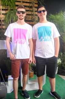 
<a style='margin-left: 5px;' class='btn btn-xs btn-social btn-facebook' href='https://www.facebook.com/sharer/sharer.php?u=https://www.galeramix.com.br/imagem/a114/800-800-90/conteudo/site_galerias/114/12-costelaco-junior-seco-silva-neto-canelinha-maiara-e-maraisa-galeramix-337.jpg' rel='popup' data-width='500' data-height='400'><i class='fa fa-facebook'></i>Compartilhar <span class='hidden-xs'>no Facebook</span>
</a> 
<a class='btn btn-default btn-xs' target='_blank' href='imagem/a114/800-800-90/conteudo/site_galerias/114/12-costelaco-junior-seco-silva-neto-canelinha-maiara-e-maraisa-galeramix-337.jpg'>
<span class='glyphicon glyphicon-cloud-download'></span> Salvar
</a>
