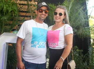 
<a style='margin-left: 5px;' class='btn btn-xs btn-social btn-facebook' href='https://www.facebook.com/sharer/sharer.php?u=https://www.galeramix.com.br/imagem/a114/800-800-90/conteudo/site_galerias/114/12-costelaco-junior-seco-silva-neto-canelinha-maiara-e-maraisa-galeramix-341.jpg' rel='popup' data-width='500' data-height='400'><i class='fa fa-facebook'></i>Compartilhar <span class='hidden-xs'>no Facebook</span>
</a> 
<a class='btn btn-default btn-xs' target='_blank' href='imagem/a114/800-800-90/conteudo/site_galerias/114/12-costelaco-junior-seco-silva-neto-canelinha-maiara-e-maraisa-galeramix-341.jpg'>
<span class='glyphicon glyphicon-cloud-download'></span> Salvar
</a>
