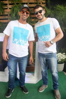 
<a style='margin-left: 5px;' class='btn btn-xs btn-social btn-facebook' href='https://www.facebook.com/sharer/sharer.php?u=https://www.galeramix.com.br/imagem/a114/800-800-90/conteudo/site_galerias/114/12-costelaco-junior-seco-silva-neto-canelinha-maiara-e-maraisa-galeramix-345.jpg' rel='popup' data-width='500' data-height='400'><i class='fa fa-facebook'></i>Compartilhar <span class='hidden-xs'>no Facebook</span>
</a> 
<a class='btn btn-default btn-xs' target='_blank' href='imagem/a114/800-800-90/conteudo/site_galerias/114/12-costelaco-junior-seco-silva-neto-canelinha-maiara-e-maraisa-galeramix-345.jpg'>
<span class='glyphicon glyphicon-cloud-download'></span> Salvar
</a>
