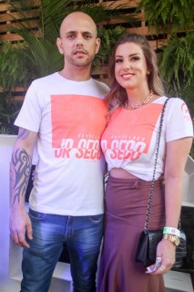 
<a style='margin-left: 5px;' class='btn btn-xs btn-social btn-facebook' href='https://www.facebook.com/sharer/sharer.php?u=https://www.galeramix.com.br/imagem/a114/800-800-90/conteudo/site_galerias/114/12-costelaco-junior-seco-silva-neto-canelinha-maiara-e-maraisa-galeramix-351.jpg' rel='popup' data-width='500' data-height='400'><i class='fa fa-facebook'></i>Compartilhar <span class='hidden-xs'>no Facebook</span>
</a> 
<a class='btn btn-default btn-xs' target='_blank' href='imagem/a114/800-800-90/conteudo/site_galerias/114/12-costelaco-junior-seco-silva-neto-canelinha-maiara-e-maraisa-galeramix-351.jpg'>
<span class='glyphicon glyphicon-cloud-download'></span> Salvar
</a>
