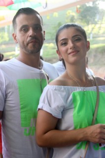 
<a style='margin-left: 5px;' class='btn btn-xs btn-social btn-facebook' href='https://www.facebook.com/sharer/sharer.php?u=https://www.galeramix.com.br/imagem/a114/800-800-90/conteudo/site_galerias/114/12-costelaco-junior-seco-silva-neto-canelinha-maiara-e-maraisa-galeramix-354.jpg' rel='popup' data-width='500' data-height='400'><i class='fa fa-facebook'></i>Compartilhar <span class='hidden-xs'>no Facebook</span>
</a> 
<a class='btn btn-default btn-xs' target='_blank' href='imagem/a114/800-800-90/conteudo/site_galerias/114/12-costelaco-junior-seco-silva-neto-canelinha-maiara-e-maraisa-galeramix-354.jpg'>
<span class='glyphicon glyphicon-cloud-download'></span> Salvar
</a>
