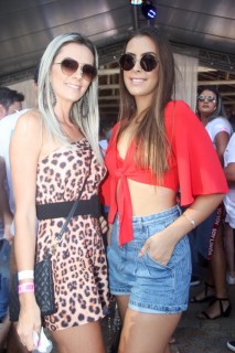 
<a style='margin-left: 5px;' class='btn btn-xs btn-social btn-facebook' href='https://www.facebook.com/sharer/sharer.php?u=https://www.galeramix.com.br/imagem/a114/800-800-90/conteudo/site_galerias/114/12-costelaco-junior-seco-silva-neto-canelinha-maiara-e-maraisa-galeramix-359.jpg' rel='popup' data-width='500' data-height='400'><i class='fa fa-facebook'></i>Compartilhar <span class='hidden-xs'>no Facebook</span>
</a> 
<a class='btn btn-default btn-xs' target='_blank' href='imagem/a114/800-800-90/conteudo/site_galerias/114/12-costelaco-junior-seco-silva-neto-canelinha-maiara-e-maraisa-galeramix-359.jpg'>
<span class='glyphicon glyphicon-cloud-download'></span> Salvar
</a>
