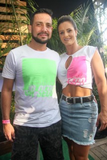 
<a style='margin-left: 5px;' class='btn btn-xs btn-social btn-facebook' href='https://www.facebook.com/sharer/sharer.php?u=https://www.galeramix.com.br/imagem/a114/800-800-90/conteudo/site_galerias/114/12-costelaco-junior-seco-silva-neto-canelinha-maiara-e-maraisa-galeramix-369.jpg' rel='popup' data-width='500' data-height='400'><i class='fa fa-facebook'></i>Compartilhar <span class='hidden-xs'>no Facebook</span>
</a> 
<a class='btn btn-default btn-xs' target='_blank' href='imagem/a114/800-800-90/conteudo/site_galerias/114/12-costelaco-junior-seco-silva-neto-canelinha-maiara-e-maraisa-galeramix-369.jpg'>
<span class='glyphicon glyphicon-cloud-download'></span> Salvar
</a>
