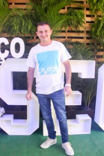 
<a style='margin-left: 5px;' class='btn btn-xs btn-social btn-facebook' href='https://www.facebook.com/sharer/sharer.php?u=https://www.galeramix.com.br/imagem/a114/800-800-90/conteudo/site_galerias/114/12-costelaco-junior-seco-silva-neto-canelinha-maiara-e-maraisa-galeramix-38.jpg' rel='popup' data-width='500' data-height='400'><i class='fa fa-facebook'></i>Compartilhar <span class='hidden-xs'>no Facebook</span>
</a> 
<a class='btn btn-default btn-xs' target='_blank' href='imagem/a114/800-800-90/conteudo/site_galerias/114/12-costelaco-junior-seco-silva-neto-canelinha-maiara-e-maraisa-galeramix-38.jpg'>
<span class='glyphicon glyphicon-cloud-download'></span> Salvar
</a>
