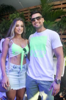 
<a style='margin-left: 5px;' class='btn btn-xs btn-social btn-facebook' href='https://www.facebook.com/sharer/sharer.php?u=https://www.galeramix.com.br/imagem/a114/800-800-90/conteudo/site_galerias/114/12-costelaco-junior-seco-silva-neto-canelinha-maiara-e-maraisa-galeramix-382.jpg' rel='popup' data-width='500' data-height='400'><i class='fa fa-facebook'></i>Compartilhar <span class='hidden-xs'>no Facebook</span>
</a> 
<a class='btn btn-default btn-xs' target='_blank' href='imagem/a114/800-800-90/conteudo/site_galerias/114/12-costelaco-junior-seco-silva-neto-canelinha-maiara-e-maraisa-galeramix-382.jpg'>
<span class='glyphicon glyphicon-cloud-download'></span> Salvar
</a>
