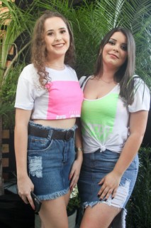 
<a style='margin-left: 5px;' class='btn btn-xs btn-social btn-facebook' href='https://www.facebook.com/sharer/sharer.php?u=https://www.galeramix.com.br/imagem/a114/800-800-90/conteudo/site_galerias/114/12-costelaco-junior-seco-silva-neto-canelinha-maiara-e-maraisa-galeramix-390.jpg' rel='popup' data-width='500' data-height='400'><i class='fa fa-facebook'></i>Compartilhar <span class='hidden-xs'>no Facebook</span>
</a> 
<a class='btn btn-default btn-xs' target='_blank' href='imagem/a114/800-800-90/conteudo/site_galerias/114/12-costelaco-junior-seco-silva-neto-canelinha-maiara-e-maraisa-galeramix-390.jpg'>
<span class='glyphicon glyphicon-cloud-download'></span> Salvar
</a>
