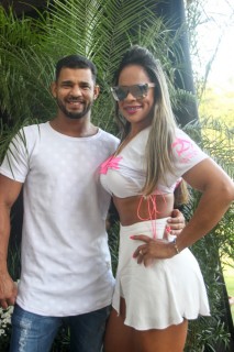 
<a style='margin-left: 5px;' class='btn btn-xs btn-social btn-facebook' href='https://www.facebook.com/sharer/sharer.php?u=https://www.galeramix.com.br/imagem/a114/800-800-90/conteudo/site_galerias/114/12-costelaco-junior-seco-silva-neto-canelinha-maiara-e-maraisa-galeramix-393.jpg' rel='popup' data-width='500' data-height='400'><i class='fa fa-facebook'></i>Compartilhar <span class='hidden-xs'>no Facebook</span>
</a> 
<a class='btn btn-default btn-xs' target='_blank' href='imagem/a114/800-800-90/conteudo/site_galerias/114/12-costelaco-junior-seco-silva-neto-canelinha-maiara-e-maraisa-galeramix-393.jpg'>
<span class='glyphicon glyphicon-cloud-download'></span> Salvar
</a>
