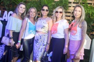 
<a style='margin-left: 5px;' class='btn btn-xs btn-social btn-facebook' href='https://www.facebook.com/sharer/sharer.php?u=https://www.galeramix.com.br/imagem/a114/800-800-90/conteudo/site_galerias/114/12-costelaco-junior-seco-silva-neto-canelinha-maiara-e-maraisa-galeramix-402.jpg' rel='popup' data-width='500' data-height='400'><i class='fa fa-facebook'></i>Compartilhar <span class='hidden-xs'>no Facebook</span>
</a> 
<a class='btn btn-default btn-xs' target='_blank' href='imagem/a114/800-800-90/conteudo/site_galerias/114/12-costelaco-junior-seco-silva-neto-canelinha-maiara-e-maraisa-galeramix-402.jpg'>
<span class='glyphicon glyphicon-cloud-download'></span> Salvar
</a>
