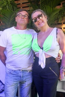 
<a style='margin-left: 5px;' class='btn btn-xs btn-social btn-facebook' href='https://www.facebook.com/sharer/sharer.php?u=https://www.galeramix.com.br/imagem/a114/800-800-90/conteudo/site_galerias/114/12-costelaco-junior-seco-silva-neto-canelinha-maiara-e-maraisa-galeramix-404.jpg' rel='popup' data-width='500' data-height='400'><i class='fa fa-facebook'></i>Compartilhar <span class='hidden-xs'>no Facebook</span>
</a> 
<a class='btn btn-default btn-xs' target='_blank' href='imagem/a114/800-800-90/conteudo/site_galerias/114/12-costelaco-junior-seco-silva-neto-canelinha-maiara-e-maraisa-galeramix-404.jpg'>
<span class='glyphicon glyphicon-cloud-download'></span> Salvar
</a>
