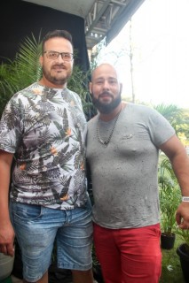 
<a style='margin-left: 5px;' class='btn btn-xs btn-social btn-facebook' href='https://www.facebook.com/sharer/sharer.php?u=https://www.galeramix.com.br/imagem/a114/800-800-90/conteudo/site_galerias/114/12-costelaco-junior-seco-silva-neto-canelinha-maiara-e-maraisa-galeramix-410.jpg' rel='popup' data-width='500' data-height='400'><i class='fa fa-facebook'></i>Compartilhar <span class='hidden-xs'>no Facebook</span>
</a> 
<a class='btn btn-default btn-xs' target='_blank' href='imagem/a114/800-800-90/conteudo/site_galerias/114/12-costelaco-junior-seco-silva-neto-canelinha-maiara-e-maraisa-galeramix-410.jpg'>
<span class='glyphicon glyphicon-cloud-download'></span> Salvar
</a>
