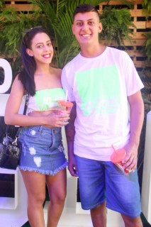 
<a style='margin-left: 5px;' class='btn btn-xs btn-social btn-facebook' href='https://www.facebook.com/sharer/sharer.php?u=https://www.galeramix.com.br/imagem/a114/800-800-90/conteudo/site_galerias/114/12-costelaco-junior-seco-silva-neto-canelinha-maiara-e-maraisa-galeramix-42.jpg' rel='popup' data-width='500' data-height='400'><i class='fa fa-facebook'></i>Compartilhar <span class='hidden-xs'>no Facebook</span>
</a> 
<a class='btn btn-default btn-xs' target='_blank' href='imagem/a114/800-800-90/conteudo/site_galerias/114/12-costelaco-junior-seco-silva-neto-canelinha-maiara-e-maraisa-galeramix-42.jpg'>
<span class='glyphicon glyphicon-cloud-download'></span> Salvar
</a>
