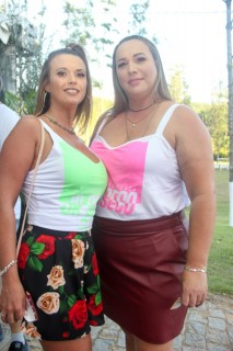 
<a style='margin-left: 5px;' class='btn btn-xs btn-social btn-facebook' href='https://www.facebook.com/sharer/sharer.php?u=https://www.galeramix.com.br/imagem/a114/800-800-90/conteudo/site_galerias/114/12-costelaco-junior-seco-silva-neto-canelinha-maiara-e-maraisa-galeramix-437.jpg' rel='popup' data-width='500' data-height='400'><i class='fa fa-facebook'></i>Compartilhar <span class='hidden-xs'>no Facebook</span>
</a> 
<a class='btn btn-default btn-xs' target='_blank' href='imagem/a114/800-800-90/conteudo/site_galerias/114/12-costelaco-junior-seco-silva-neto-canelinha-maiara-e-maraisa-galeramix-437.jpg'>
<span class='glyphicon glyphicon-cloud-download'></span> Salvar
</a>
