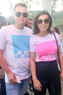 
<a style='margin-left: 5px;' class='btn btn-xs btn-social btn-facebook' href='https://www.facebook.com/sharer/sharer.php?u=https://www.galeramix.com.br/imagem/a114/800-800-90/conteudo/site_galerias/114/12-costelaco-junior-seco-silva-neto-canelinha-maiara-e-maraisa-galeramix-438.jpg' rel='popup' data-width='500' data-height='400'><i class='fa fa-facebook'></i>Compartilhar <span class='hidden-xs'>no Facebook</span>
</a> 
<a class='btn btn-default btn-xs' target='_blank' href='imagem/a114/800-800-90/conteudo/site_galerias/114/12-costelaco-junior-seco-silva-neto-canelinha-maiara-e-maraisa-galeramix-438.jpg'>
<span class='glyphicon glyphicon-cloud-download'></span> Salvar
</a>
