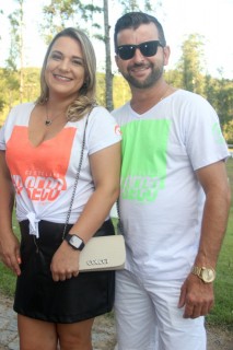 
<a style='margin-left: 5px;' class='btn btn-xs btn-social btn-facebook' href='https://www.facebook.com/sharer/sharer.php?u=https://www.galeramix.com.br/imagem/a114/800-800-90/conteudo/site_galerias/114/12-costelaco-junior-seco-silva-neto-canelinha-maiara-e-maraisa-galeramix-457.jpg' rel='popup' data-width='500' data-height='400'><i class='fa fa-facebook'></i>Compartilhar <span class='hidden-xs'>no Facebook</span>
</a> 
<a class='btn btn-default btn-xs' target='_blank' href='imagem/a114/800-800-90/conteudo/site_galerias/114/12-costelaco-junior-seco-silva-neto-canelinha-maiara-e-maraisa-galeramix-457.jpg'>
<span class='glyphicon glyphicon-cloud-download'></span> Salvar
</a>
