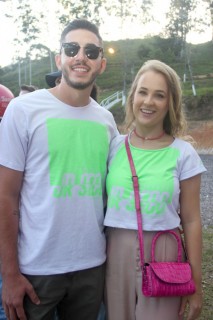 
<a style='margin-left: 5px;' class='btn btn-xs btn-social btn-facebook' href='https://www.facebook.com/sharer/sharer.php?u=https://www.galeramix.com.br/imagem/a114/800-800-90/conteudo/site_galerias/114/12-costelaco-junior-seco-silva-neto-canelinha-maiara-e-maraisa-galeramix-458.jpg' rel='popup' data-width='500' data-height='400'><i class='fa fa-facebook'></i>Compartilhar <span class='hidden-xs'>no Facebook</span>
</a> 
<a class='btn btn-default btn-xs' target='_blank' href='imagem/a114/800-800-90/conteudo/site_galerias/114/12-costelaco-junior-seco-silva-neto-canelinha-maiara-e-maraisa-galeramix-458.jpg'>
<span class='glyphicon glyphicon-cloud-download'></span> Salvar
</a>
