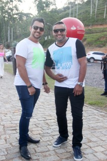 
<a style='margin-left: 5px;' class='btn btn-xs btn-social btn-facebook' href='https://www.facebook.com/sharer/sharer.php?u=https://www.galeramix.com.br/imagem/a114/800-800-90/conteudo/site_galerias/114/12-costelaco-junior-seco-silva-neto-canelinha-maiara-e-maraisa-galeramix-460.jpg' rel='popup' data-width='500' data-height='400'><i class='fa fa-facebook'></i>Compartilhar <span class='hidden-xs'>no Facebook</span>
</a> 
<a class='btn btn-default btn-xs' target='_blank' href='imagem/a114/800-800-90/conteudo/site_galerias/114/12-costelaco-junior-seco-silva-neto-canelinha-maiara-e-maraisa-galeramix-460.jpg'>
<span class='glyphicon glyphicon-cloud-download'></span> Salvar
</a>
