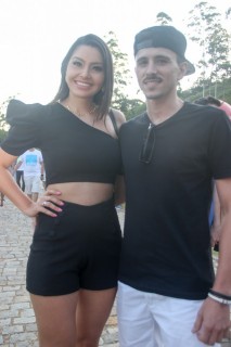 
<a style='margin-left: 5px;' class='btn btn-xs btn-social btn-facebook' href='https://www.facebook.com/sharer/sharer.php?u=https://www.galeramix.com.br/imagem/a114/800-800-90/conteudo/site_galerias/114/12-costelaco-junior-seco-silva-neto-canelinha-maiara-e-maraisa-galeramix-466.jpg' rel='popup' data-width='500' data-height='400'><i class='fa fa-facebook'></i>Compartilhar <span class='hidden-xs'>no Facebook</span>
</a> 
<a class='btn btn-default btn-xs' target='_blank' href='imagem/a114/800-800-90/conteudo/site_galerias/114/12-costelaco-junior-seco-silva-neto-canelinha-maiara-e-maraisa-galeramix-466.jpg'>
<span class='glyphicon glyphicon-cloud-download'></span> Salvar
</a>
