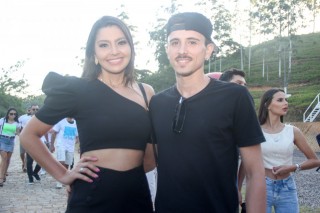 
<a style='margin-left: 5px;' class='btn btn-xs btn-social btn-facebook' href='https://www.facebook.com/sharer/sharer.php?u=https://www.galeramix.com.br/imagem/a114/800-800-90/conteudo/site_galerias/114/12-costelaco-junior-seco-silva-neto-canelinha-maiara-e-maraisa-galeramix-467.jpg' rel='popup' data-width='500' data-height='400'><i class='fa fa-facebook'></i>Compartilhar <span class='hidden-xs'>no Facebook</span>
</a> 
<a class='btn btn-default btn-xs' target='_blank' href='imagem/a114/800-800-90/conteudo/site_galerias/114/12-costelaco-junior-seco-silva-neto-canelinha-maiara-e-maraisa-galeramix-467.jpg'>
<span class='glyphicon glyphicon-cloud-download'></span> Salvar
</a>
