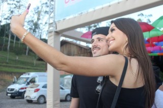 
<a style='margin-left: 5px;' class='btn btn-xs btn-social btn-facebook' href='https://www.facebook.com/sharer/sharer.php?u=https://www.galeramix.com.br/imagem/a114/800-800-90/conteudo/site_galerias/114/12-costelaco-junior-seco-silva-neto-canelinha-maiara-e-maraisa-galeramix-471.jpg' rel='popup' data-width='500' data-height='400'><i class='fa fa-facebook'></i>Compartilhar <span class='hidden-xs'>no Facebook</span>
</a> 
<a class='btn btn-default btn-xs' target='_blank' href='imagem/a114/800-800-90/conteudo/site_galerias/114/12-costelaco-junior-seco-silva-neto-canelinha-maiara-e-maraisa-galeramix-471.jpg'>
<span class='glyphicon glyphicon-cloud-download'></span> Salvar
</a>
