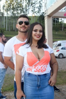 
<a style='margin-left: 5px;' class='btn btn-xs btn-social btn-facebook' href='https://www.facebook.com/sharer/sharer.php?u=https://www.galeramix.com.br/imagem/a114/800-800-90/conteudo/site_galerias/114/12-costelaco-junior-seco-silva-neto-canelinha-maiara-e-maraisa-galeramix-474.jpg' rel='popup' data-width='500' data-height='400'><i class='fa fa-facebook'></i>Compartilhar <span class='hidden-xs'>no Facebook</span>
</a> 
<a class='btn btn-default btn-xs' target='_blank' href='imagem/a114/800-800-90/conteudo/site_galerias/114/12-costelaco-junior-seco-silva-neto-canelinha-maiara-e-maraisa-galeramix-474.jpg'>
<span class='glyphicon glyphicon-cloud-download'></span> Salvar
</a>
