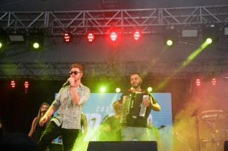 
<a style='margin-left: 5px;' class='btn btn-xs btn-social btn-facebook' href='https://www.facebook.com/sharer/sharer.php?u=https://www.galeramix.com.br/imagem/a114/800-800-90/conteudo/site_galerias/114/12-costelaco-junior-seco-silva-neto-canelinha-maiara-e-maraisa-galeramix-479.jpg' rel='popup' data-width='500' data-height='400'><i class='fa fa-facebook'></i>Compartilhar <span class='hidden-xs'>no Facebook</span>
</a> 
<a class='btn btn-default btn-xs' target='_blank' href='imagem/a114/800-800-90/conteudo/site_galerias/114/12-costelaco-junior-seco-silva-neto-canelinha-maiara-e-maraisa-galeramix-479.jpg'>
<span class='glyphicon glyphicon-cloud-download'></span> Salvar
</a>
