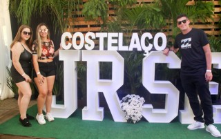 
<a style='margin-left: 5px;' class='btn btn-xs btn-social btn-facebook' href='https://www.facebook.com/sharer/sharer.php?u=https://www.galeramix.com.br/imagem/a114/800-800-90/conteudo/site_galerias/114/12-costelaco-junior-seco-silva-neto-canelinha-maiara-e-maraisa-galeramix-5.jpg' rel='popup' data-width='500' data-height='400'><i class='fa fa-facebook'></i>Compartilhar <span class='hidden-xs'>no Facebook</span>
</a> 
<a class='btn btn-default btn-xs' target='_blank' href='imagem/a114/800-800-90/conteudo/site_galerias/114/12-costelaco-junior-seco-silva-neto-canelinha-maiara-e-maraisa-galeramix-5.jpg'>
<span class='glyphicon glyphicon-cloud-download'></span> Salvar
</a>
