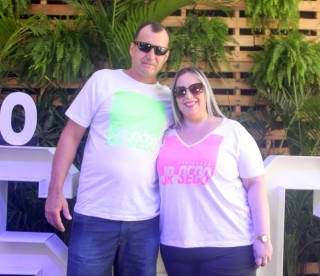 
<a style='margin-left: 5px;' class='btn btn-xs btn-social btn-facebook' href='https://www.facebook.com/sharer/sharer.php?u=https://www.galeramix.com.br/imagem/a114/800-800-90/conteudo/site_galerias/114/12-costelaco-junior-seco-silva-neto-canelinha-maiara-e-maraisa-galeramix-50.jpg' rel='popup' data-width='500' data-height='400'><i class='fa fa-facebook'></i>Compartilhar <span class='hidden-xs'>no Facebook</span>
</a> 
<a class='btn btn-default btn-xs' target='_blank' href='imagem/a114/800-800-90/conteudo/site_galerias/114/12-costelaco-junior-seco-silva-neto-canelinha-maiara-e-maraisa-galeramix-50.jpg'>
<span class='glyphicon glyphicon-cloud-download'></span> Salvar
</a>
