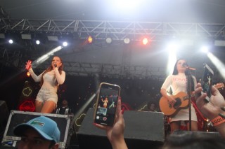 
<a style='margin-left: 5px;' class='btn btn-xs btn-social btn-facebook' href='https://www.facebook.com/sharer/sharer.php?u=https://www.galeramix.com.br/imagem/a114/800-800-90/conteudo/site_galerias/114/12-costelaco-junior-seco-silva-neto-canelinha-maiara-e-maraisa-galeramix-503.jpg' rel='popup' data-width='500' data-height='400'><i class='fa fa-facebook'></i>Compartilhar <span class='hidden-xs'>no Facebook</span>
</a> 
<a class='btn btn-default btn-xs' target='_blank' href='imagem/a114/800-800-90/conteudo/site_galerias/114/12-costelaco-junior-seco-silva-neto-canelinha-maiara-e-maraisa-galeramix-503.jpg'>
<span class='glyphicon glyphicon-cloud-download'></span> Salvar
</a>
