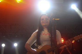 
<a style='margin-left: 5px;' class='btn btn-xs btn-social btn-facebook' href='https://www.facebook.com/sharer/sharer.php?u=https://www.galeramix.com.br/imagem/a114/800-800-90/conteudo/site_galerias/114/12-costelaco-junior-seco-silva-neto-canelinha-maiara-e-maraisa-galeramix-505.jpg' rel='popup' data-width='500' data-height='400'><i class='fa fa-facebook'></i>Compartilhar <span class='hidden-xs'>no Facebook</span>
</a> 
<a class='btn btn-default btn-xs' target='_blank' href='imagem/a114/800-800-90/conteudo/site_galerias/114/12-costelaco-junior-seco-silva-neto-canelinha-maiara-e-maraisa-galeramix-505.jpg'>
<span class='glyphicon glyphicon-cloud-download'></span> Salvar
</a>
