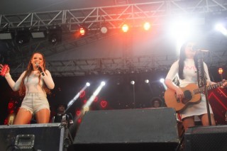 
<a style='margin-left: 5px;' class='btn btn-xs btn-social btn-facebook' href='https://www.facebook.com/sharer/sharer.php?u=https://www.galeramix.com.br/imagem/a114/800-800-90/conteudo/site_galerias/114/12-costelaco-junior-seco-silva-neto-canelinha-maiara-e-maraisa-galeramix-509.jpg' rel='popup' data-width='500' data-height='400'><i class='fa fa-facebook'></i>Compartilhar <span class='hidden-xs'>no Facebook</span>
</a> 
<a class='btn btn-default btn-xs' target='_blank' href='imagem/a114/800-800-90/conteudo/site_galerias/114/12-costelaco-junior-seco-silva-neto-canelinha-maiara-e-maraisa-galeramix-509.jpg'>
<span class='glyphicon glyphicon-cloud-download'></span> Salvar
</a>
